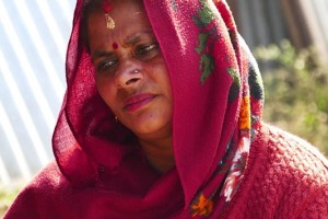 Una donna nepalese appartenente all'etnia Gurung assorta nei suoi pensieri nel villaggio di Gorkha. Anche lei porta il "Bind"i al centro tra gli occhi, il "Maang" nella partizione dei capelli (segno distintivo del suo stato di donna sposata) ed una goccia al centro della fronte di "kumkum" (la polvere di cucrcuma). Nepal 2018.