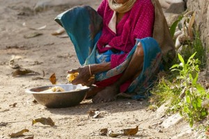 Una anziana donna Gurung sgrana le pannocchie di granoturco all'interno di una ciotola in alluminio, nel villaggio di Dhampus: un luogo speciale da conoscere per i ritmi di vita a misura d'uomo, legati a doppio filo ai ritmi naturali ed alla coltivazione della terra (le case sono state edificate in mezzo alle risaie o al fianco delle serre in cui si coltivano le verdure).  Ci si immerge in una pace e in un silenzio quasi irreale. Qui i valori legati alla famiglia ed alla terra sono sentiti in modo profondo tra gli abitanti di questo villaggio, dove tutte le attività ruotano intorno al nucleo familiare, alle coltivazioni ed all'allevamento degli animali domestici. Nepal 2018.