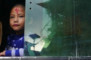 L'espressione serena sul volto di questa bambina appartenente all'etnia Gurung, mentre attende che l'autobus parta dalla polverosa stazione di Panauti, fa ben sperare sul futuro incerto di questo splendido Paese, il Nepal, stretto tra le maglie della modernità, da una parte, mentre dall'altra è ancorato a tradizioni ataviche non sempre coerenti con una tradizione ed una cultura di elevata spiritualità , armonia e convivenza pacifica tra le diverse religioni e le numerose etnie. Nepal 2018.