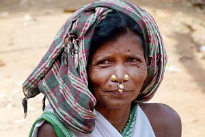 Gourangi, elegante donna Kodavas: indossa i caratteristici "anelli da naso", in realtà sono degli oreccini che vengono applicati sulle narici in giovane età, mentre il setto nasale viene perforato durante il matrimonio a testimoniare l'appartenenza allo sposo. Villaggio di Kakkabe, Distretto di Kodagu, Regione del Karnataka, India 2015.