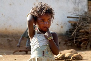 Bala, una bambina Kodavas di 5 anni, si mostra divertita e un pochino imbarazzata di fronte all'obiettivo della mia macchina fotografica. Villaggio di Kakkabe, Distretto di Kodagu, Regione del Karnataka, India 2015.