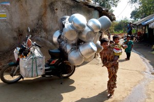 Nel villaggio di Kakkabe i bambini festanti mi vengono incontro: per loro sono una novità assoluta, unico occidentale bianco che vedono (almeno alcuni di loro) per la prima volta. Distretto di Kadagu, Regione del Karnataka, India 2015.