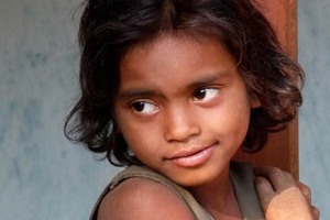 Ritratto di Aruna, una bambina Kodavas di otto anni: anche a lei viene negata l'istruzione primaria non potendo frequentare la scuola. Villaggio di Kakkabe, Distretto di Kodagu, Regione del Karnataka, India 2015.