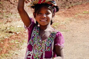 Una bambina Kodavas rientra nel suo villaggio dopo aver lavato le stoviglie nel vicino ruscello. Il suo nome è Naisha (in sanscrito significa "speciale"). Villaggio Kakkabe, distretto di Kodagu, Regione del Karnataka, India 2015.