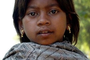 Ritratto di una bambina Kodavas di nome Anjali (in sanscrito significa "angelo messaggero"). In India le tribù indigene, sia sedentarie che semistanziali, vengono contraddistinte dal termine generico di "Adivasi": rappresentano l'8,6% dell'intera popolazione indiana e, nel 2011, i gruppi etnici che ne facevano parte erano almeno 705 (questo corrisponde al numero dei gruppi riconosciuti dalle autorità indiane ma il loro numero reale è sicuramente più elevato). Costituiscono la seconda popolazione tribale più grande al mondo dopo quella dell'Africa ma il loro futuro e la loro sopravvivenza sono sempre più a rischio. Villaggio di Kakkabe, Distretto di Kogadu, Regione del Karnataka, India 2015.