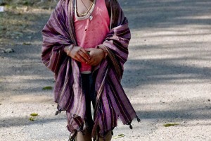 "Uma" (in sanscrito significa "brillante") mi viene incontro con questo sorriso brillante, appunto, come il suo nome. Appartiene all'etnia indigena dei Kodavas. Villaggio di Kakkabe, Distretto di Kodagu, Regione del Karnataka, India 2015.