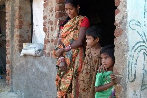 Una giovane mamma Kodavas con le sue bambine: la più piccola si chiama Alisha ("la protetta da Dio"), mentre la più grande Kinari ("riva"), hanno rispettivamente 5 e 11 anni. Villaggio di Kakkabe, Distretto di Kodagu, Regione del Karnataka, India 2015.