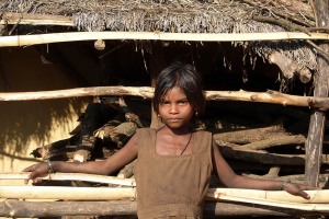 Ritratto di Dhanyata, una bambina Kodavas di 12 anni che appartiene all'ampia schiera di bambini che non frequentano la scuola ed a cui viene negata l'istruzione. Villaggio di Kakkabe, Distretto di Kodagu, Regione del Karnataka, India 2015.