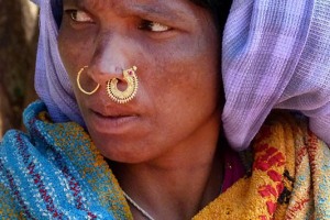 Ritratto di una donna Kodavas che indossa i caratteristici "anelli da naso", in realtà sono degli oreccini che vengono applicati sulle narici in giovane età. Villaggio di Kakkabe, Distretto di Kodagu, Regione del Karnataka, India 2015.