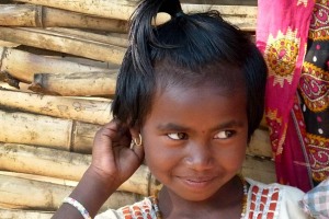 Ritratto di una bambina Kodavas di nome Deepika. In India le tribù indigene, sia sedentarie che semistanziali, vengono contraddistinte dal termine generico di "Adivasi": rappresentano l'8,6% dell'intera popolazione indiana e, nel 2011, i gruppi etnici che ne facevano parte erano almeno 705 (questo corrisponde al numero dei gruppi riconosciuti dalle autorità indiane ma il loro numero reale è sicuramente più elevato). Costituiscono la seconda popolazione tribale più grande al mondo dopo quella dell'Africa ma il loro futuro e la loro sopravvivenza sono sempre più a rischio. Villaggio di Kakkabe, Distretto di Kogadu, Regione del Karnataka, India 2015.