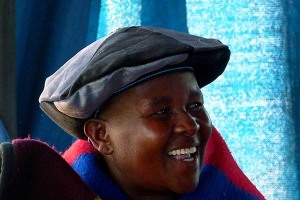 Il sorriso aperto e solare di una donna Ndebele: è un popolo, questo, che vive tra il Sud Africa e lo Zimbabwe, noto per la sua impressionante vena artistica non solo e non soltanto per l'abbigliamento tradizionale particolarmente elaborato e coloratissimo, ma anche per una forma di arte tribale che è divenuta la caratteristica maggiormente riconoscibile di questa etnia. Mi riferisco agli affreschi murali che riproducono motivi geometrici sulle pareti delle loro abitazioni. Villaggio di Kglodwana, Regione di Mpulamanga, Sud Africa 2012