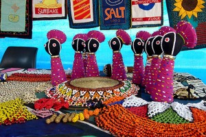 Cooperativa artigianale composta da donne sudafricane appartenenti all'etnia Ndebele, realizza questi articoli con perline colorate, stoffe ricamate a mano, fibre vegetali intrecciate, villaggio di Kglodwana, Sud Africa 2012