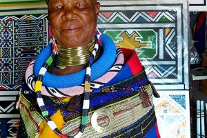 Ritratto dell'Artista Esther Mahalangu, con alle spalle alcune sue opere nel suo Studio, villaggio Botshabelo, Sud Africa 2012