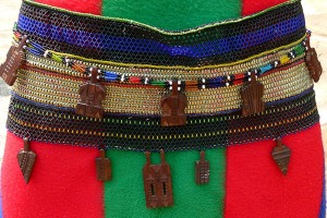 Le donne Ndebele, sopra la coperta multicolore, indossano delle fasce realizzate con le perline colorate a cui vengono aggiunti dei piccoli talismani intagliati in legno, villaggio di Botshabelo, Sud africa 2012