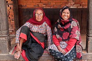 Madre e figlia Newari in una pausa durante il pellegrinaggio presso il Tempio d'Oro di Patan, Nepal 2018