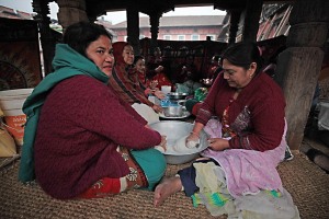 Nei portici di Durbar Square a Patan le donne dell'etnia Newari impastano a mano, sedute su stuoie intrecciate con fibre vegetali, acqua e farina in bacinelle di alluminio. Nepal 2018