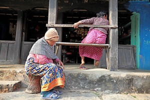 Anziane donne Newari all'ingresso della loro bottega in stile settecentesco: Bandipur per diversi secoli è stato un importante snodo sulla rotta commerciale fra l'India ed il Tibet;  i suoi abitanti sono riusciti a presevare e conservare l'architettura originale e la cultura Newari. Passeggiando per questa splendida cittadina ci si sente avvolti dalla magica atmosfera di questo museo vivente dove il tempo sembra essersi fermato. Nepal 2018