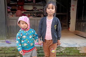 Davanti alla bottega gestita dalla nonna questi due fratellini Newari si tengono la mano e mi guardano interrogativi e sorpresi. Bandipur, Nepal 2018