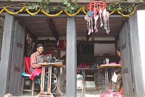 La bottega di un sarto lungo la strada principale di Bandipur, Nepal 2018