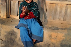 Una donna nepalese non vedente mi accoglie con il tradizionale saluto (Namastè), garbato ed elegante. Namastè deriva dal sanscrito antico e significa "mi inchino alla Divinità che è in te"...questo dice molto sulla unicità della cultura nepalese, Bandipur, Nepal 2018