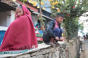 Anziana donna Newari con il figlio adolescente, Bandipur, Nepal 2018