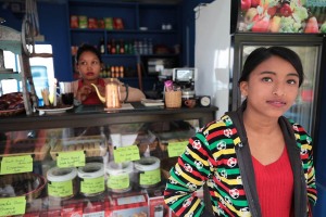 Due giovani inservienti nepalesi lavorano in uno dei tanti piccoli caffè sparsi intorno alla Pagoda della Pace nel Mondo quella in primo piano si chiama Savitri ("Sole": nella mitologia Hindu, Savitri è la figlia del Dio Sole Savitar), Pokhara, Nepal 2018.