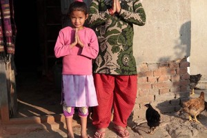 L'accoglienza gioiosa e ospitale di questa giovane mamma Newari con la sua bambina che, appena fuori dell'uscio della loro casa, mi salutano con il tradizionale "namastè" (mi inchino al divino che risiede in te), mi da conferma del profondo senso di pacato confronto che risiede nella cultura del Popolo Nepalese: si accetta la presenza di uno straniero, di un occidentale, di un fotografo sconosciuto che ritrae soggetti altrettanto sconosciuti nel loro Paese accettando la sua presenza e lasciando che il sorriso illumini le proprie labbra indicando nel contempo, con quel saluto così particolare, una approvazione senza condizioni. Villaggio di Kirtipur, Nepal 2018.