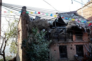 Il villaggio Newari di Kirtipur è stato  gravemente danneggiato dal terribile sisma del 2015: questa casa è stata sventrata, ma la ricostruzione procede senza sosta. Nrepal 2018.