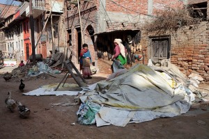 Tra le oche che passeggiano indisturbate nelle stradine del Villaggio di Kirtipur, fervono i lavori di restauro post terremoto, prevalentemente svolti dalle donne. Nepal 2018.