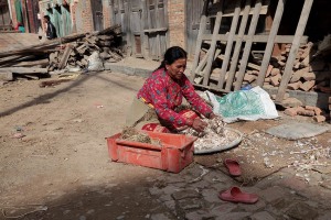 Una donna Newari separa a mano la crusca dal grano, villaggio di Kirtipur, Nepal 2018.