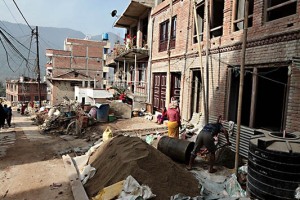 Fervono i lavori di ricostruzione delle abitazioni danneggiate o distrutte dal terrempto del 2015: il Villaggio di Kirtipur, tra i maggiori ad essere danneggiato dalla violenza del sisma, è un vero e proprio cantiere, Nepal 2018.