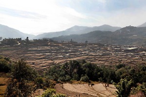 Una veduta panoramica delle campagne intorno al villaggio di Khokanà: la solerte laboriosa attività di terrazzamento delle colline permette, ai contadini nepalesi Newari, di sfruttare al meglio il territorio da utilizzare come terreno coltivabile, Nepal 2018.