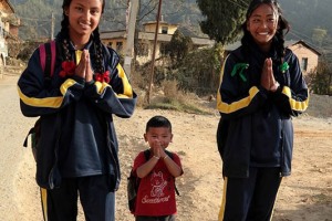 Questi tre fratelli nepalesi di etnia Newari stanno rientrando dalla scuola (le sorelle più grandi sono andate a prendere il più piccolo) e, incrociandomi lungo la strada, mi regalano questi splendidi sorrisi accompagnati dal saluto tradizionale "Namastè" (mi inchino alla Divinità che risiede in te), villaggio di Bungamati, Nepal 2018.