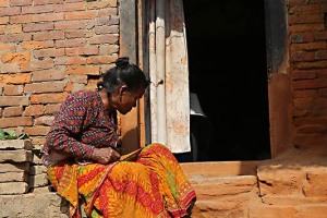Una donna Newari sull'uscio della sua casa nell'antica città fortificata di Kirtipur, Nepal 2018