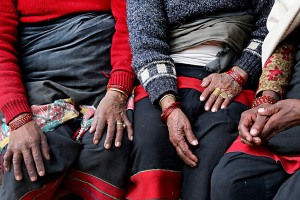 Primo piano delle mani di tre donne Newari: le loro dita testimoniano il duro lavoro nei campi, Villaggio di Kirtipur, Nepal 2018