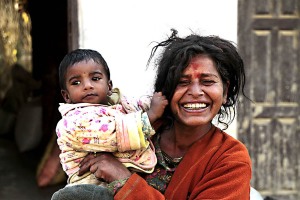 Una donna nepalese di etnia Newari con il suo nipotino che le sta tirando i capelli, Bandipur, Nepal 2018