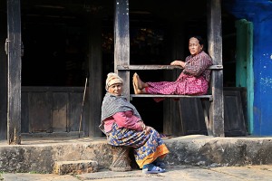 Due anziane donne Newari mi osservano interrogative mentre le fotigrafo davanti alla loro bottega, villaggio di Bandipur, Nepal 2018