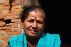 Una donna Newari con il Bindi sulla fronte, posto tra le sopracciglia, ed il Kumkum applicato nella partizione centrale dei capelli (denominato anche "Maang") che dichiara in modo inequivocabile il suo stato di donna sposata. Bhaktapur, Nepal 2018.