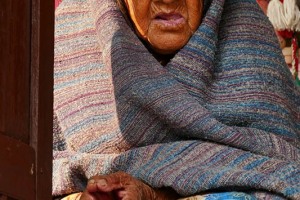 Una anziana donna Newari attende clienti nella sua bottega di filati, villaggio di Bandipur, Nepal 2018.
