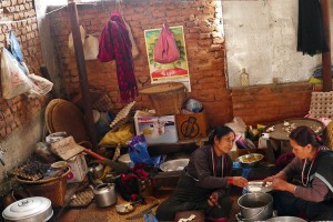 La cucina nel ristorante tipico e famoso Newari "Lahana" (qui si recava anche l'ultimo Re prima di essere deposto ed ucciso dai maoisti): il menù ripropone i piatti tradizionali del Popolo Newari, molto gustosi. Viene servita anche la birra fermentata dal riso. Vi lavorano esclusivamente donne, Villaggio di Kirtipur, Nepal 2018.