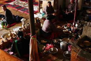 La cucina nel ristorante tipico e famoso Newari "Lahana" (qui si recava anche l'ultimo Re prima di essere deposto ed ucciso dai maoisti): il menù ripropone i piatti tradizionali del Popolo Newari, molto gustosi. Viene servita anche la birra fermentata dal riso. Vi lavorano esclusivamente donne. L'uomo ritratto è un cliente. Villaggio di Kirtipur, Nepal 2018.