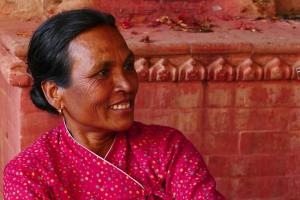 Questa fedele di etnia Newari ha appena terminato la "Puja" presso il Santuario dedicato al Dio Ganesh, nelle vicinanze del Tempio Hindu di Uma Maheshwar, villaggio di Kirtipur, Nepal 2018.