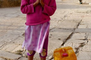 Nel mio girovagare tra le stradine del villaggio di Kirtipur, incontro questa bambina nepalese di etnia Newari che sta rientrando a casa dopo aver raccolto l'acqua in una tanica: il suo nome è Hira Thapa e mi saluta con il tradizionale "Namastè" (mi inchino alla Divinità che risiede in te). Mi indica di seguirla per farmi conoscere la mamma. La pacata predisposizione nei rapporti interpersonali, la tolleranza, l'armonia che pervade qualsiasi atteggiamento, sono alle basi della cultura di questo Popolo, apprese sin dalla più tenera età. Nepal 2018.