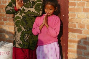 La mamma di Hira Thapa si unisce al saluto benaugurale "Namastè", villaggio di Kirtipur, Nepal 2018.