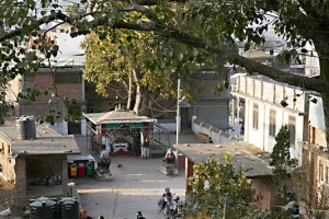 Nel pomeriggio gli studenti rientrano a casa dalle scuole nel villaggio di Kirtipur, Nepal 2018.