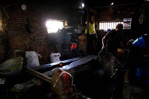 L'interno di una fabbrica che produce, in modo completamente artigianale e seguendo le tecniche tradizionali tramandate dalla notte dei tempi, l'estratto di olio di senape. Villaggio Newari di Khokana, Nepal 2018.