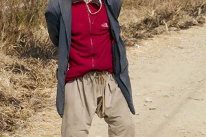 Un anziano contadino Newari rientra dalla passeggiata effettuata nella sua campagna per controllare lo stato delle sue coltivazioni, dintorni del villaggio di Khokanà, Nepal 2018.