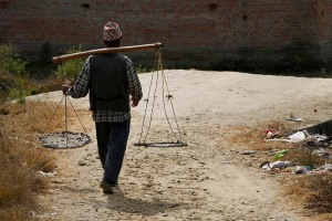 Un rudimentale "bilanciere" per il trasporto del raccolto in campagna: questo contadino Newari si appresta a raccogliere i frutti della sua terra, dintorni del villaggio di Khokanà, Nepal 2018.