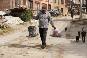 Uno scorcio del villaggio di Khokanà: è un villaggio Newari di epoca medievale che offre scorci sul passato. Lungo la stradina principale si incontrano le botteghe dei materassai che imbottiscono di cotone i giacigli per i letti, contadini che rientrano dalla campagna con il raccolto, sarti che cuciono a mano, donne che filano la lana o mondano il riso. Nepal 2018.