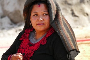Una donna Newari taglia a mano da una matassa di cotone dei cordoncini tutti della stessa lunghezza, Villaggio di Bungamati, Nepal 2018.